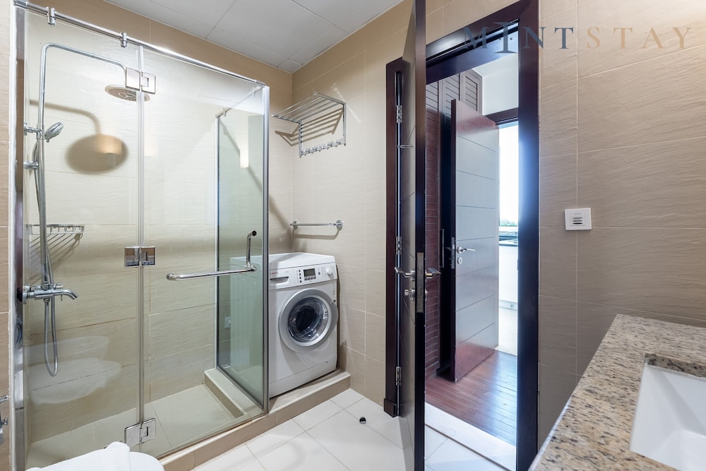 Exquisite 2BR w Exclusive Beach Access at the Palm