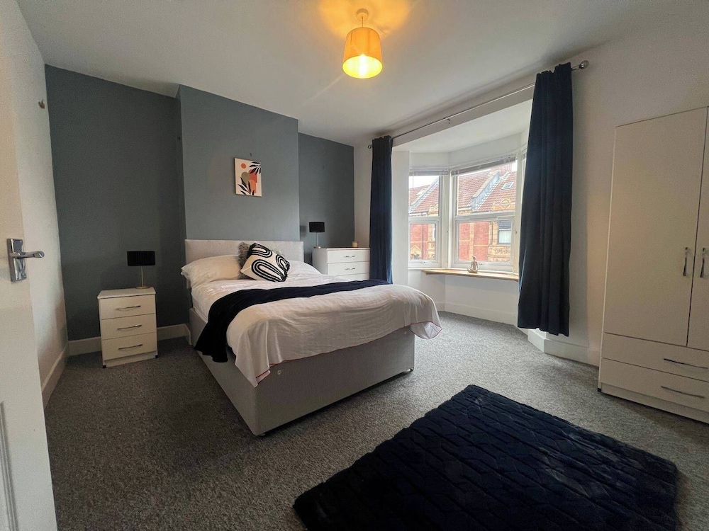 Lena St - 3 Bedroom House - Sleeps 6 - Wifi