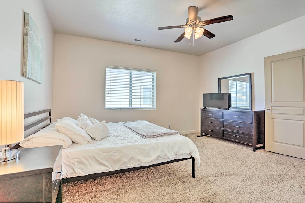 Sleek & Modern Townhome ~ 11 Mi to Dtwn Boise view 3
