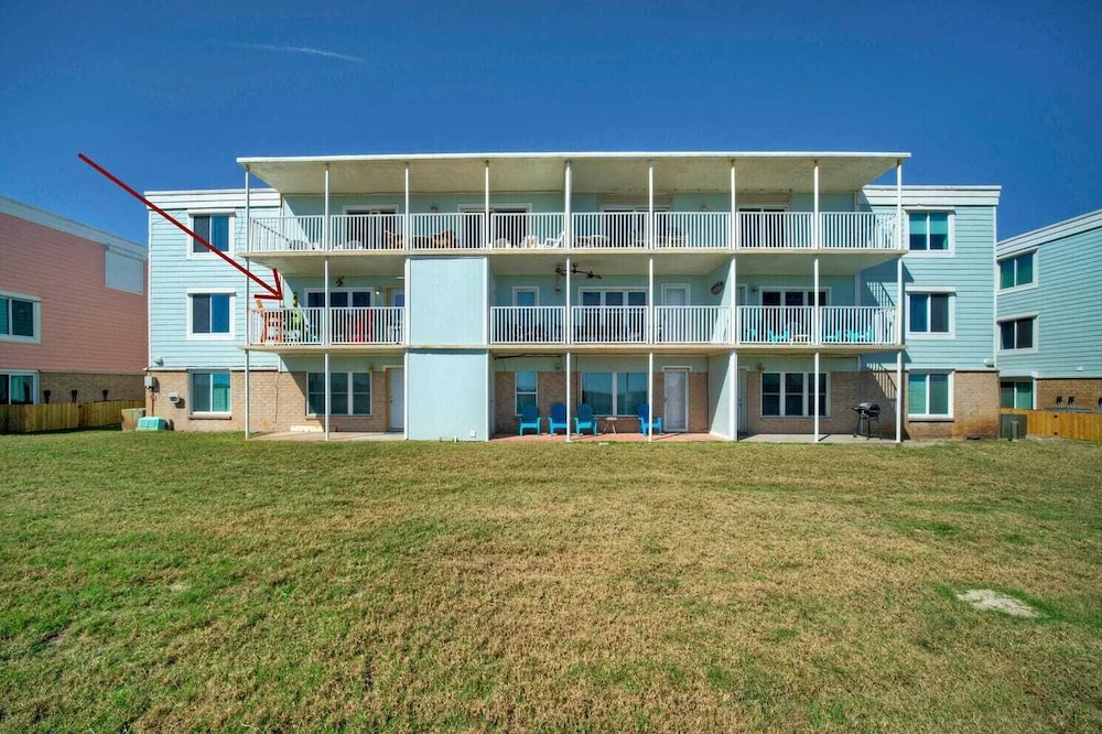 Sleeps 16 2 Beachfront Condos, Pool+pickleball+tennis Island Retreat Complex