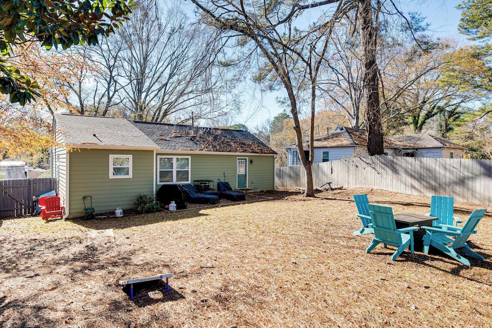 7 Mi to Dtwn Atlanta! Lovely Home w/ Backyard