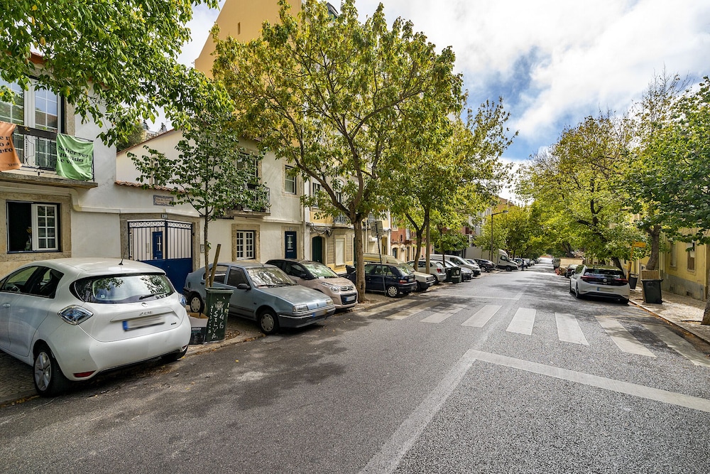 Urban Escape: 1-Br W/Mezzanine Near Campo Ourique