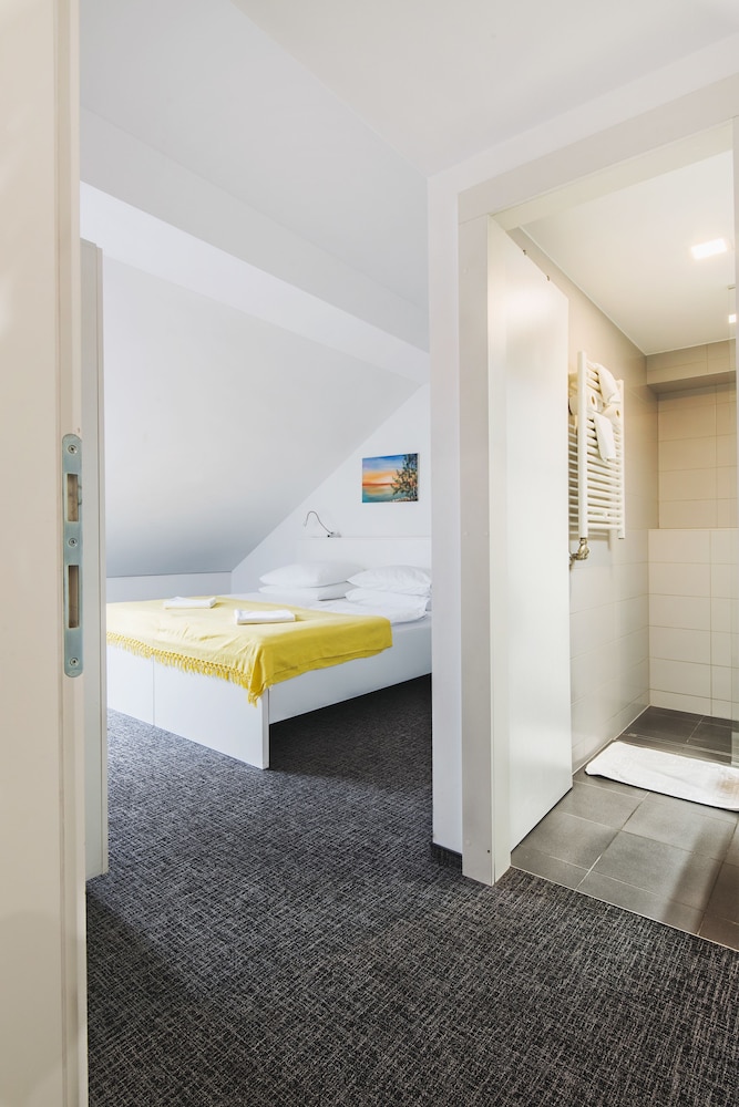 Tia Apartments and Rooms