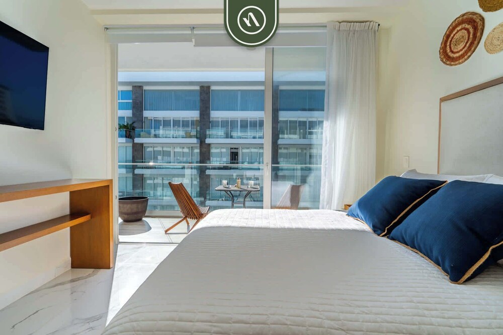 3BR Condo Right Next to the Beach - Pool - Palapa