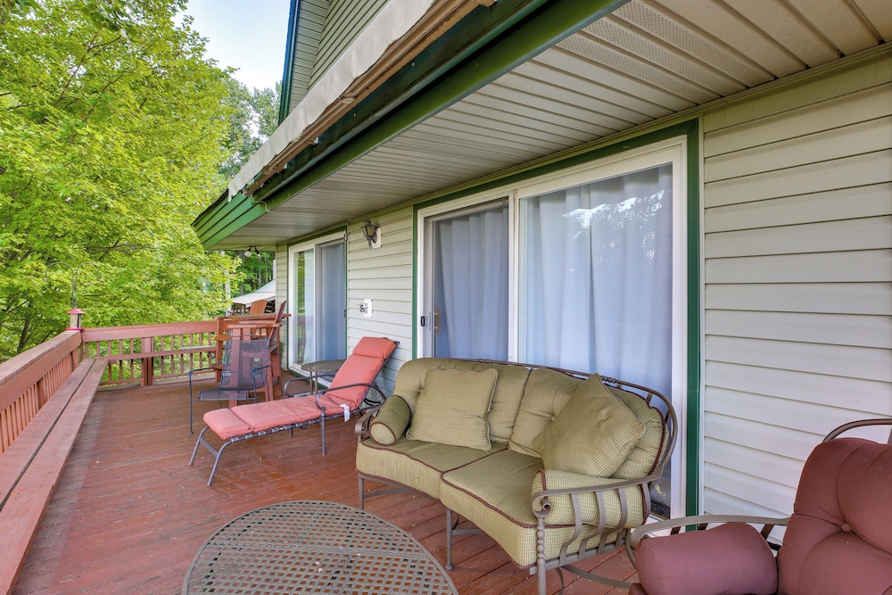 Deck, Fire Pit, Games: Family Escape Near Boone