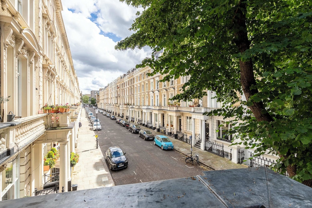 Classic Victorian Flat With Terrace