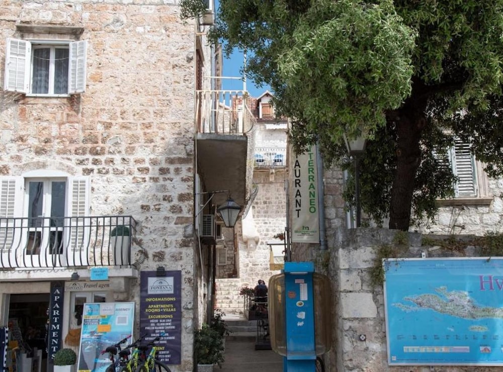 Cozy Nest Old Town Hvar Apartment