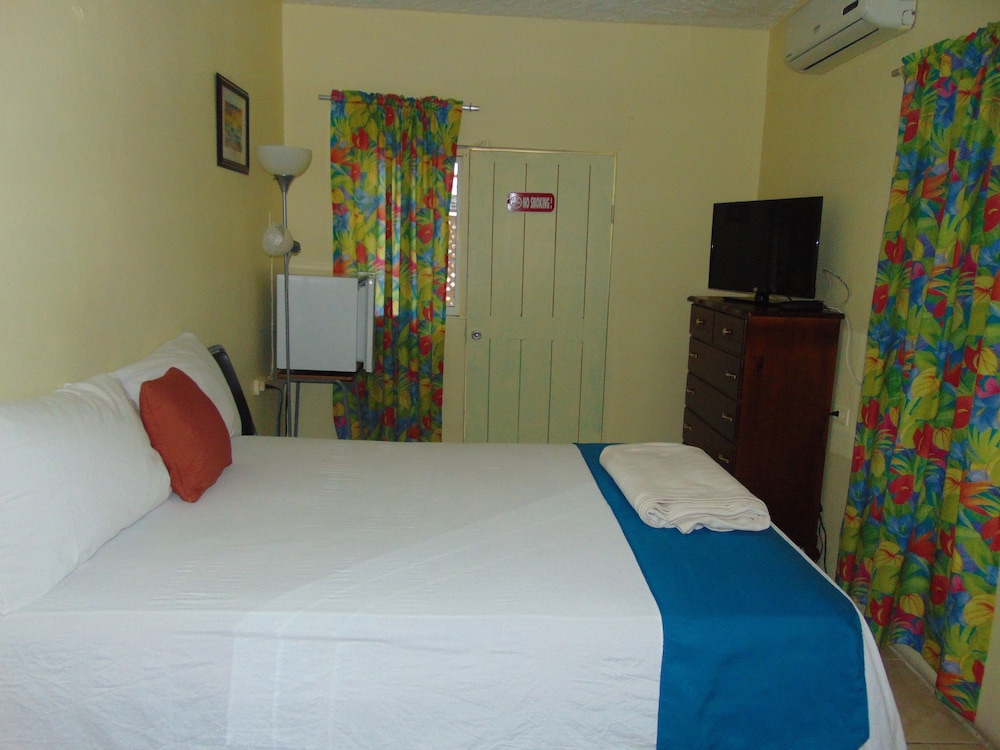 Tropical Court Inn