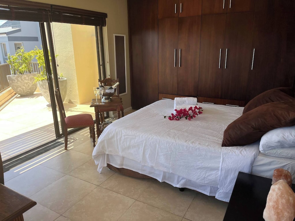 Whispering Waves - Serene Langebaan Getaway With Breathtaking Views