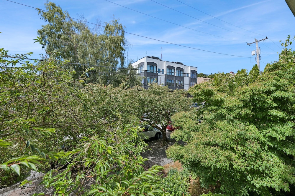 Walkable Seattle Gem Close To Everything 2 Bedroom Condo