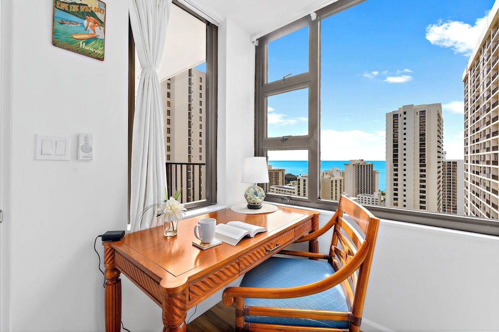 High Floor Ocean View Condo (King Bed and Parking): hotel room photo
