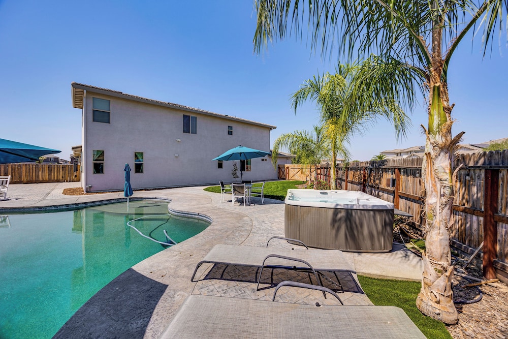 1 Mi to Golf! Spacious & Modern Home in Dinuba