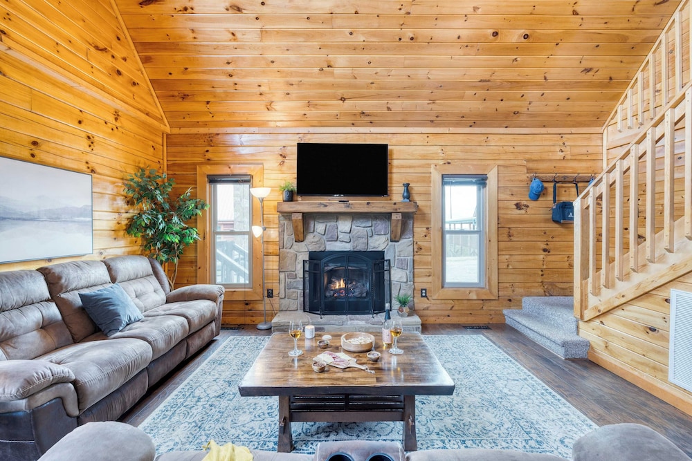 Mountains are Calling by Avantstay Sleeps 8 Hot Tub + Game Loft Located in Douglas Lake Resort