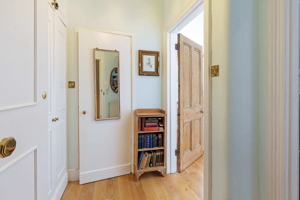 Gorgeous 1 Bedroom in Earl's Court With Vintage Furniture