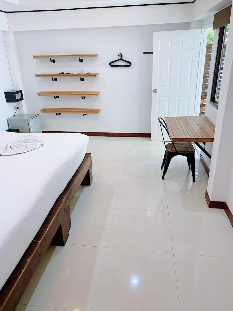 The Reef Hotel & Studios
