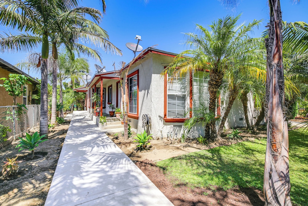 5 Mi to Coast: Centrally Located Long Beach Home!