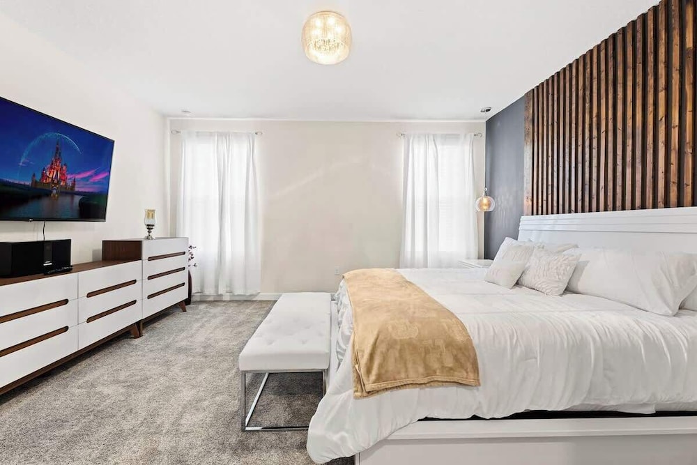 Sophisticated 6BR at Storey Lake