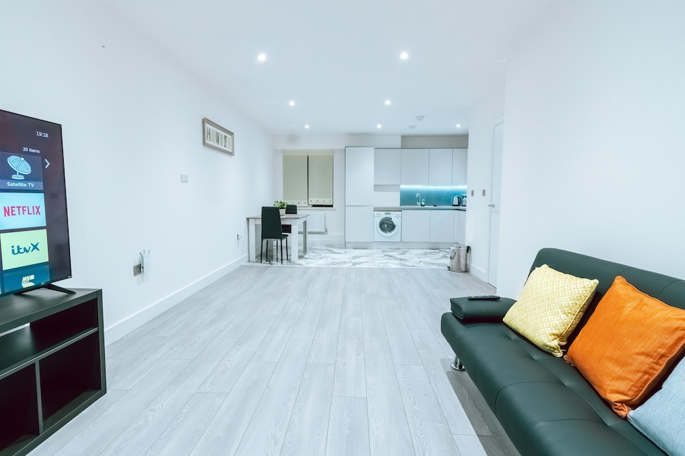 Inviting 1 Bed Apartment in Purley view 5