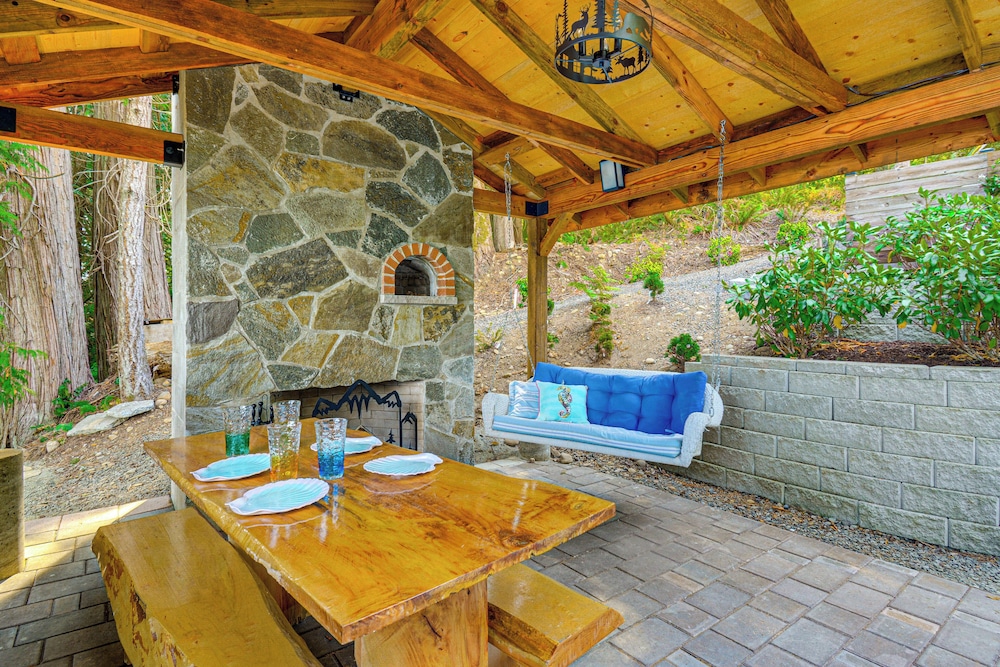 Outdoor Kitchen & Canal Views: Cabin in Quilcene!