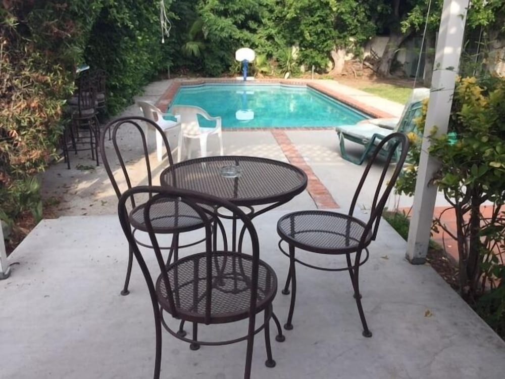 Van Nuys Vacations - Lovely Studio with a Pool - Property Image 15