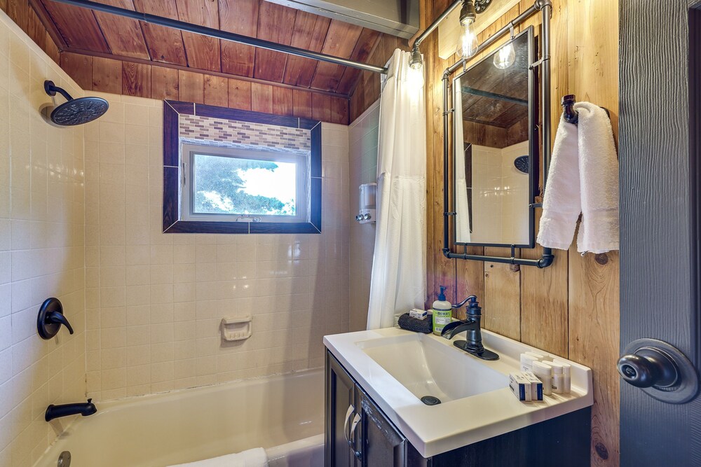 Eureka Springs Rental Cabin 8 Mi to Downtown! view 5