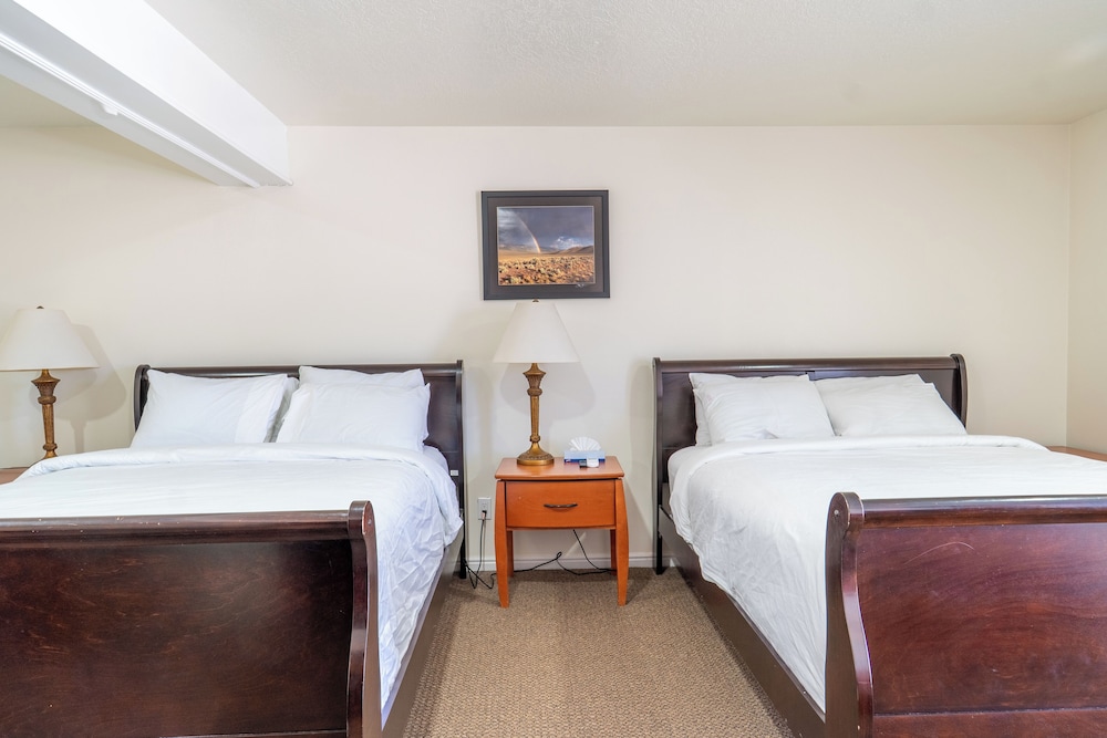 Road Creek Inn