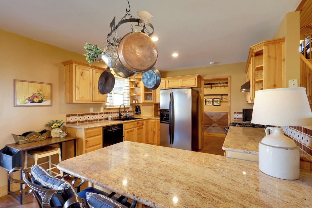 Private Hot Tub & Pickleball Court: Baird Home!