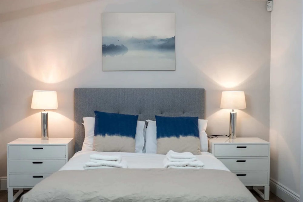 Bright and Modern 2 Bedroom Apartment in Earl's Court