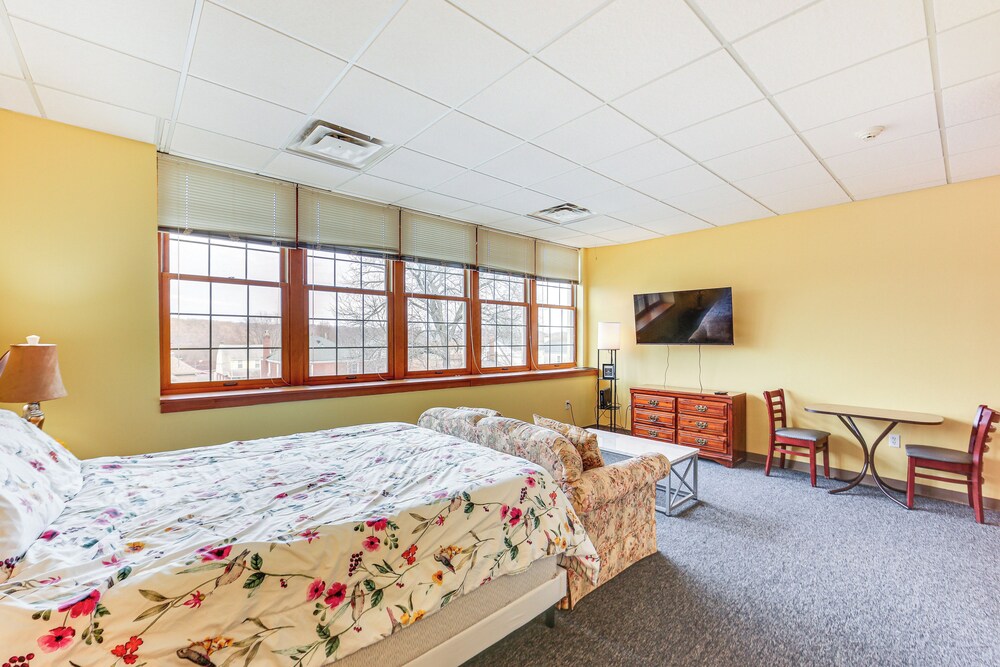 1 Mi to Allegheny River: New Kensington Studio!