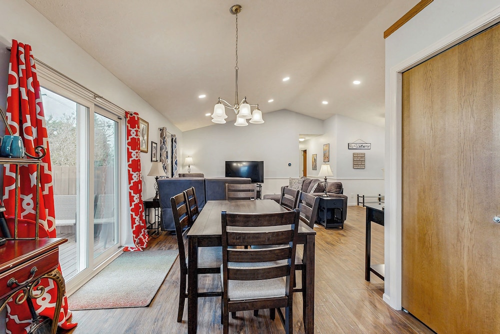 Charming 3BR Home w/ Lake Access & Pool Table