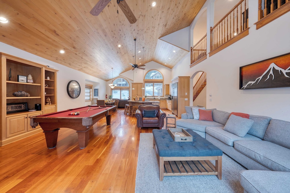 5 Mins to Ski Resort Ping Pong, Pool Table, Deck Donner Ridge by Avantstay