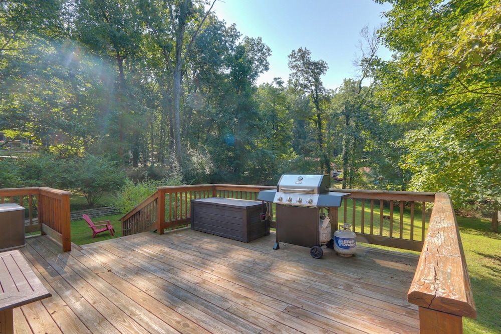 Harpers Ferry Cabin - Walk to Private Lake! - Property Image 7