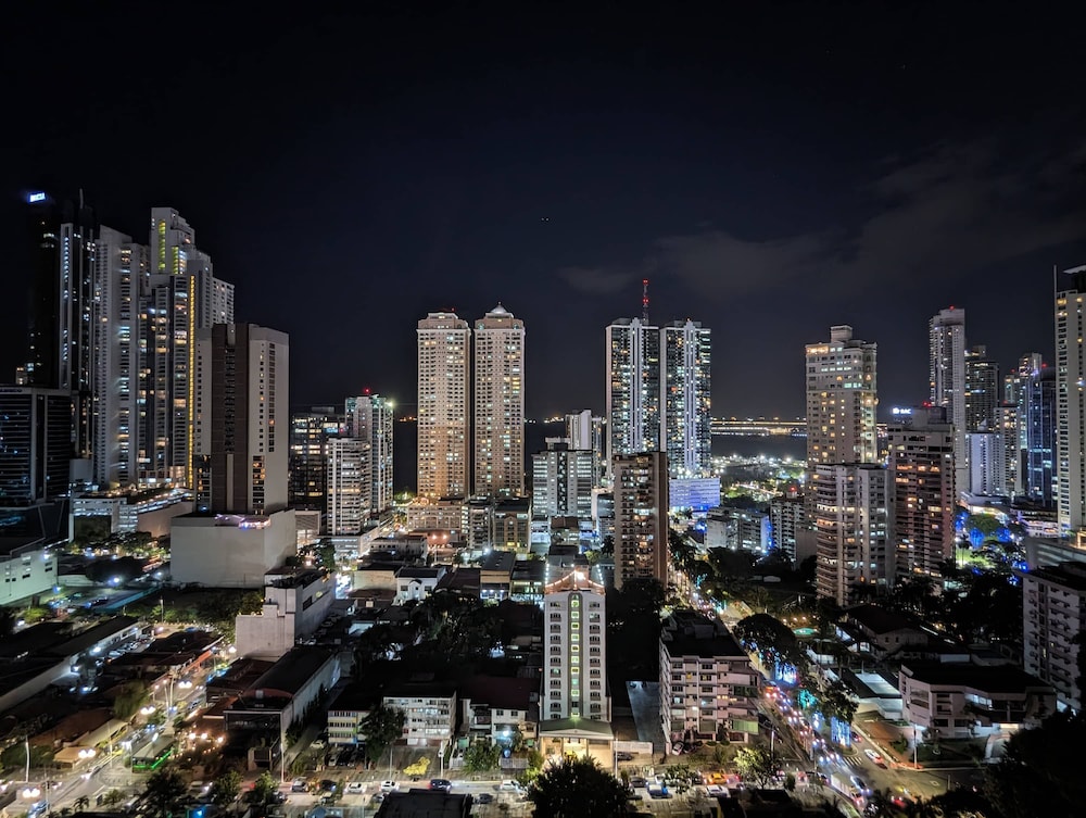 w Sophisticated 1BR w High-rise View in Calle 50