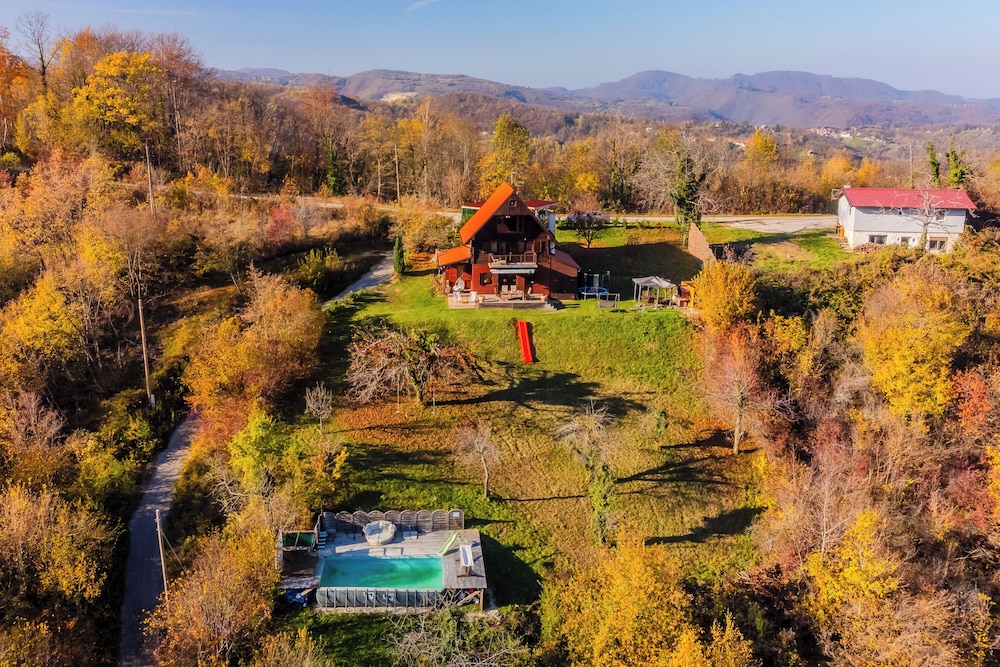 Hilltop Panorama Chalet