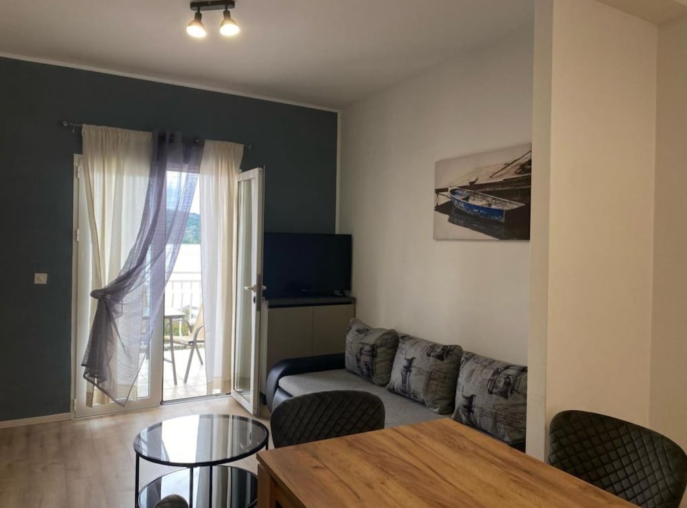 Cozy Seaview Retreat A & M Apartments