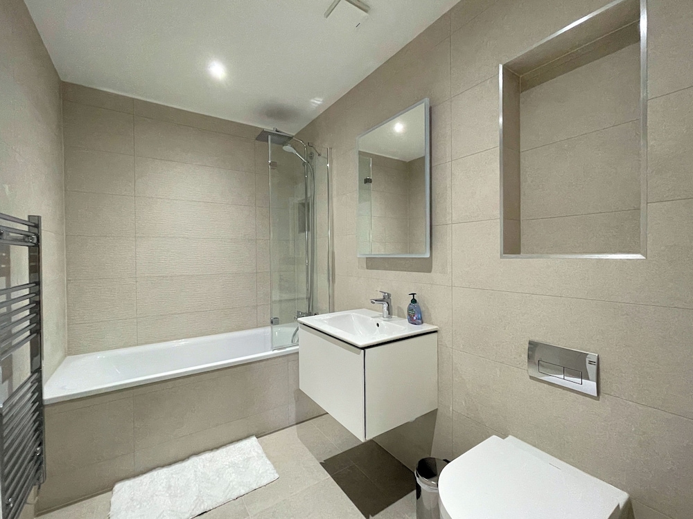 Luxury 2 Bedroom Apt with Parking