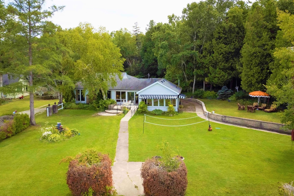 Retro Spacious Cottage - Somewhere in Time