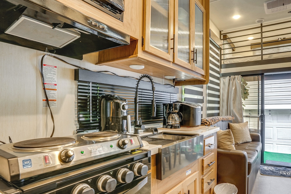 10 Mi to Leesylvania & River: Sleek Mobile Home