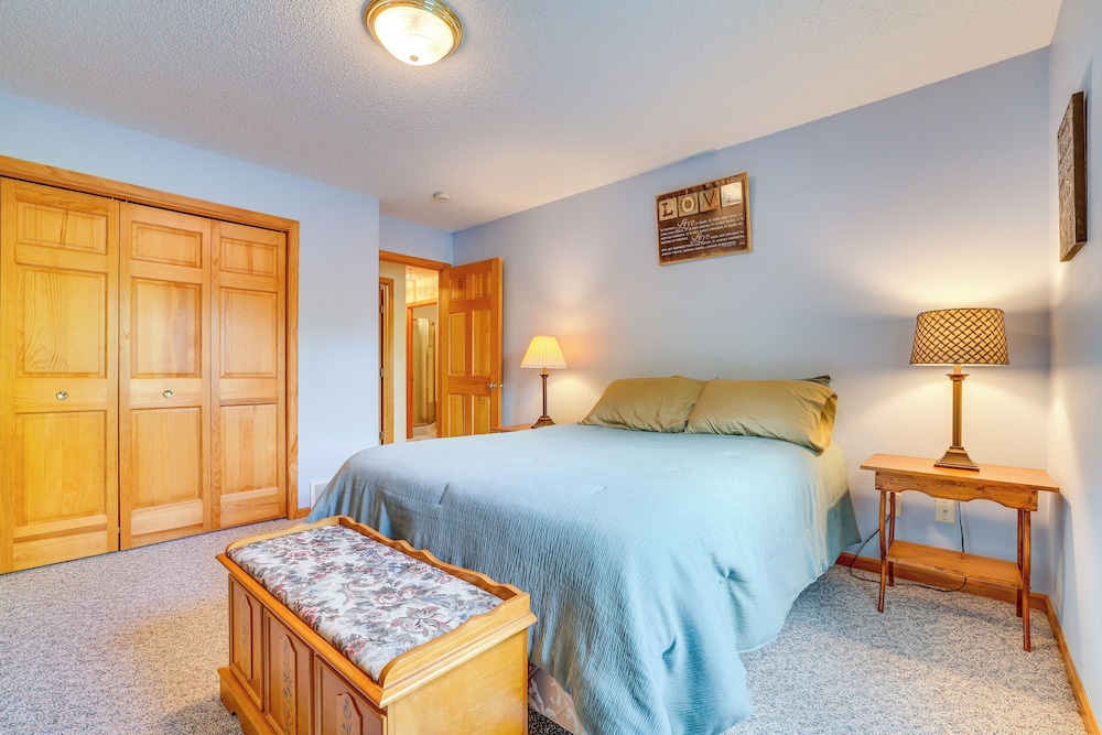 Gorgeous Lake Arbutus Getaway w/ Dock & Boat House