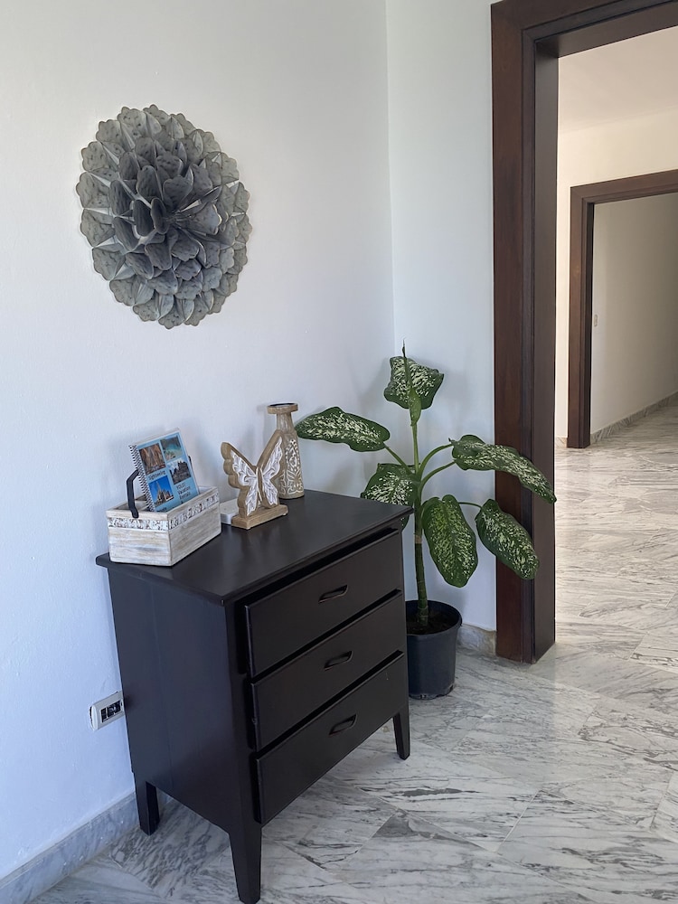 2 Minutes Walk to Beach Huge 3 bdrm Condo with Pool
