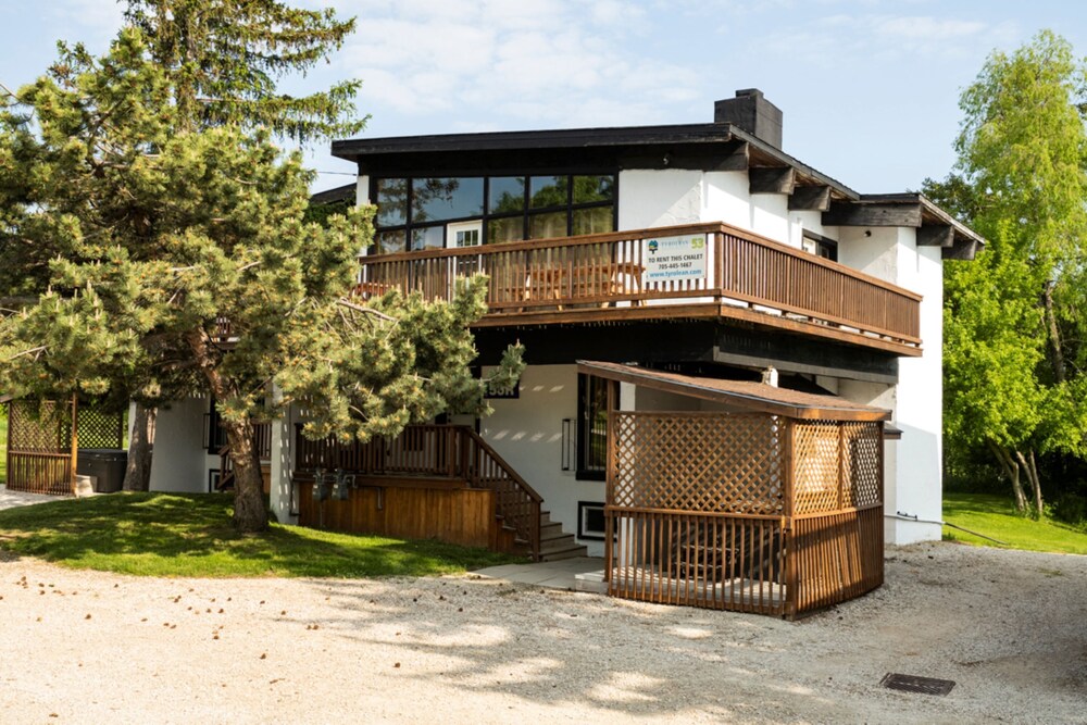 6 bdrm Cottage with Private Beach Access, BBQ, Outdoor Hot Tub, Sauna, Ping Pong Table, Petfriendly