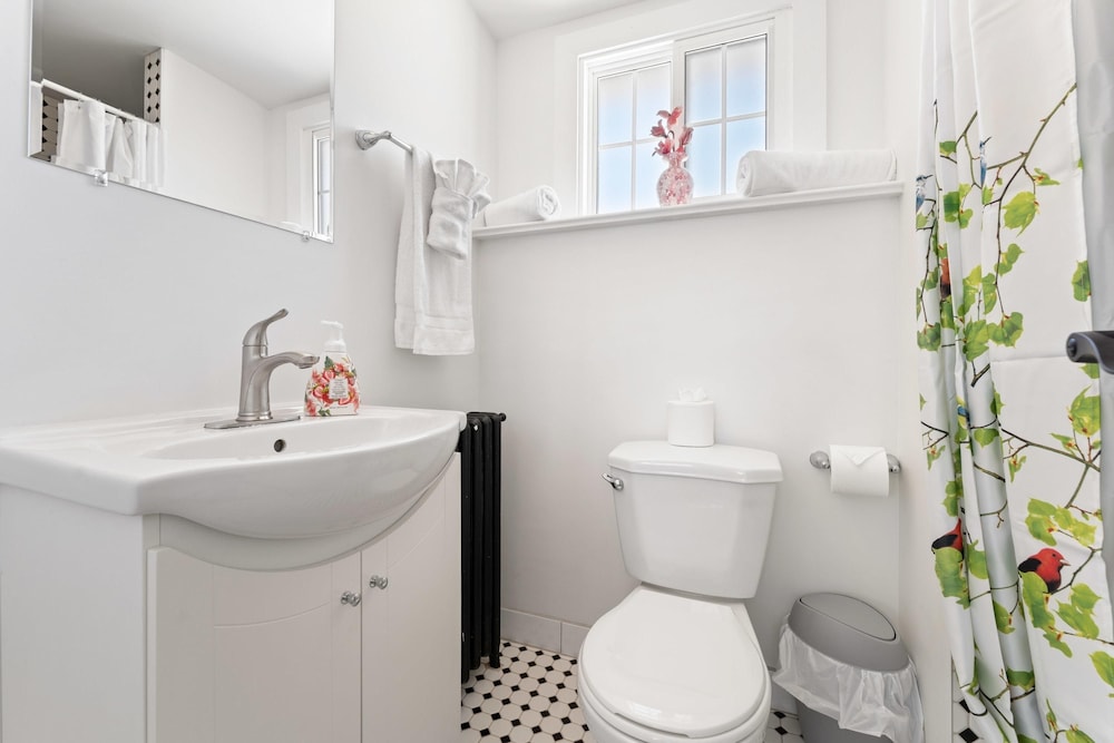 Private Studio Apartment in Burlington - U5