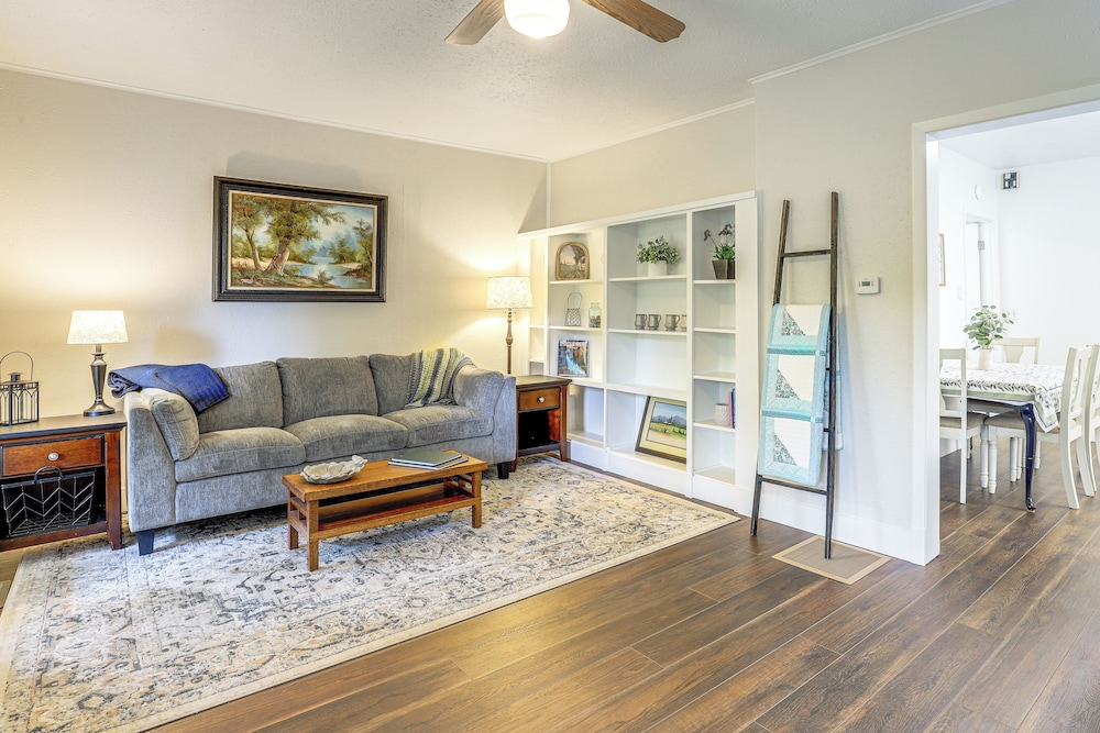8 Mi to Columbia River Gorge: Cottage w/ Deck!
