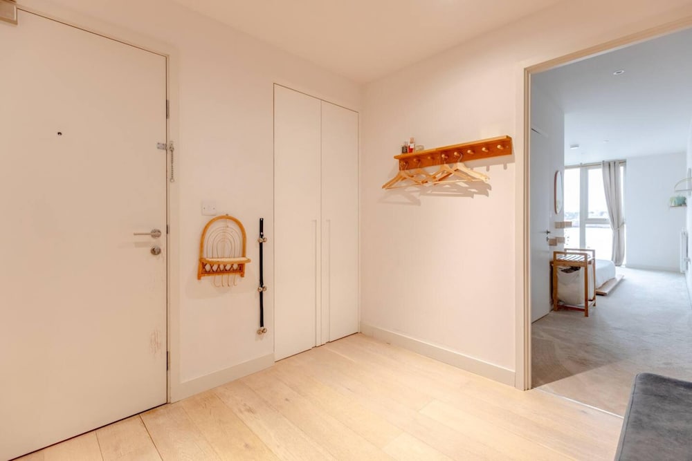Charm & Convenience 3 Bed Near Excel London