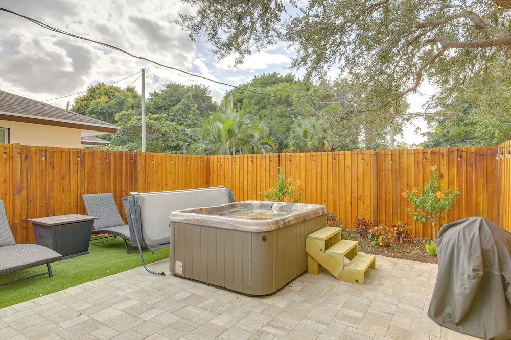 Walk to Parks, Eats & Bars: Stuart Home w/ Patio