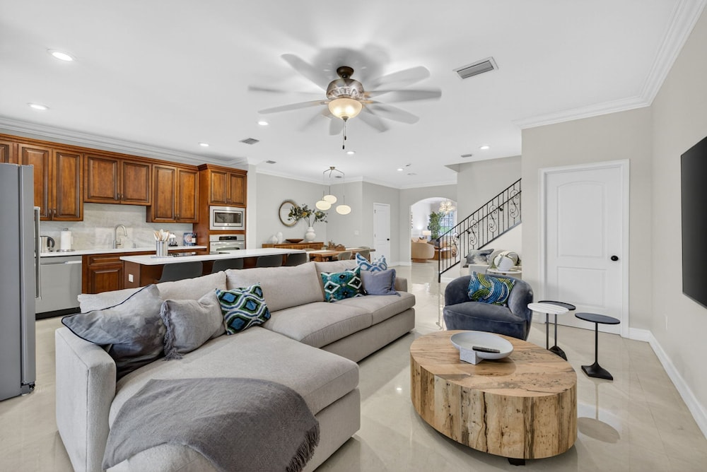 New Daisy Elegance Townhouse Steps From The Beach