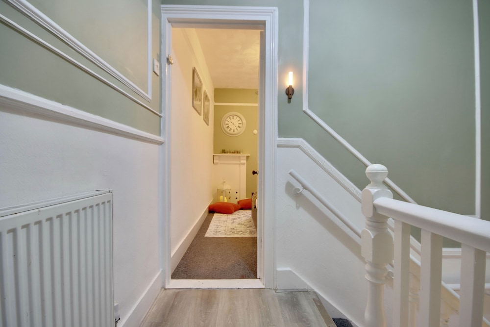 Southsea 4BR Getaway with Private Yard