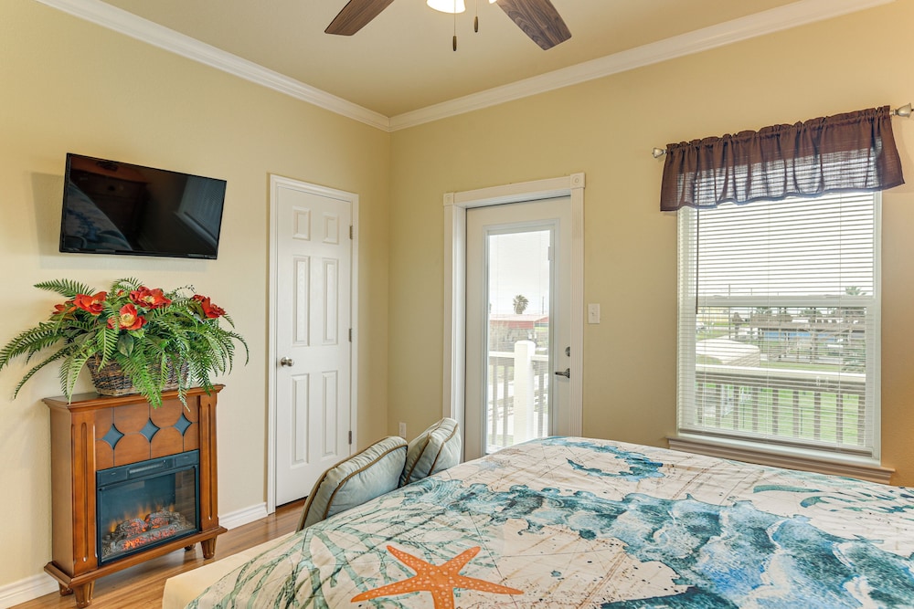 Walk to Beach: Bayfront Gilchrist Getaway!