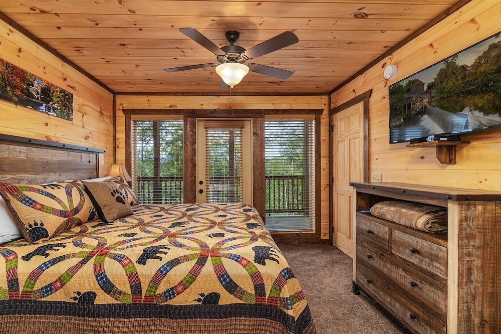 Take A Paws - 3 Bedrooms, 3 Baths, Sleeps 8 1 Cabin by RedAwning view 4