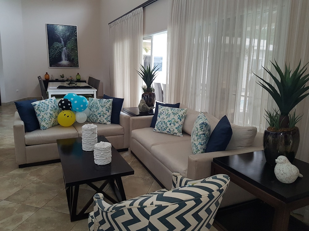 New six bedroom with BBQ and large pool
